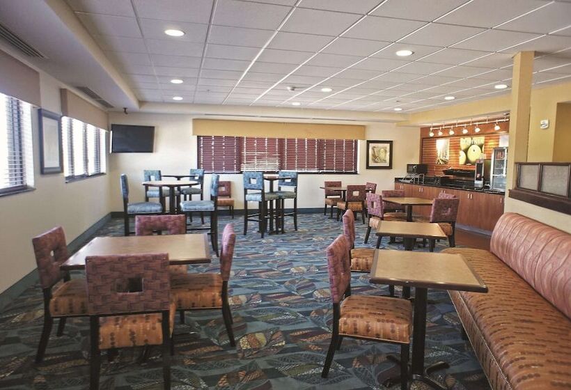 هتل La Quinta By Wyndham Edmond