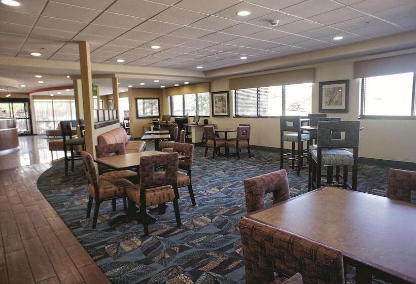 هتل La Quinta By Wyndham Edmond