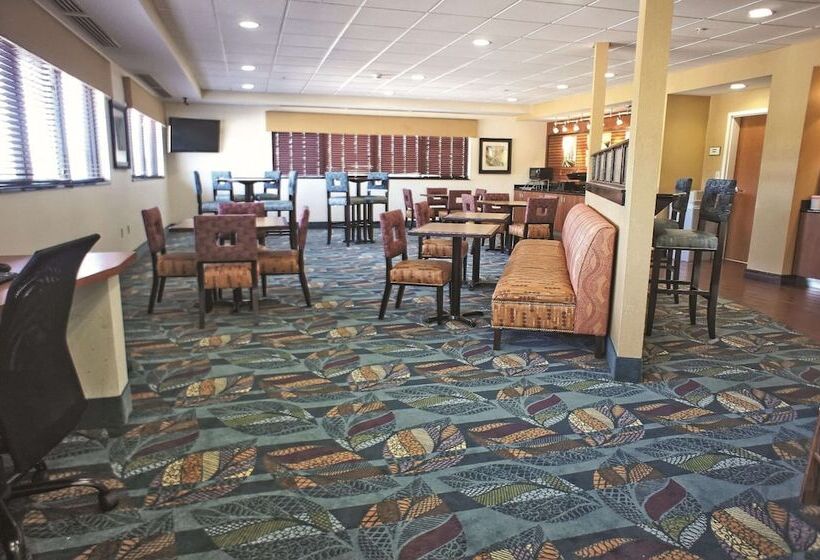 هتل La Quinta By Wyndham Edmond