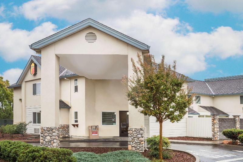호텔 Super 8 By Wyndham Cloverdale Wine Country