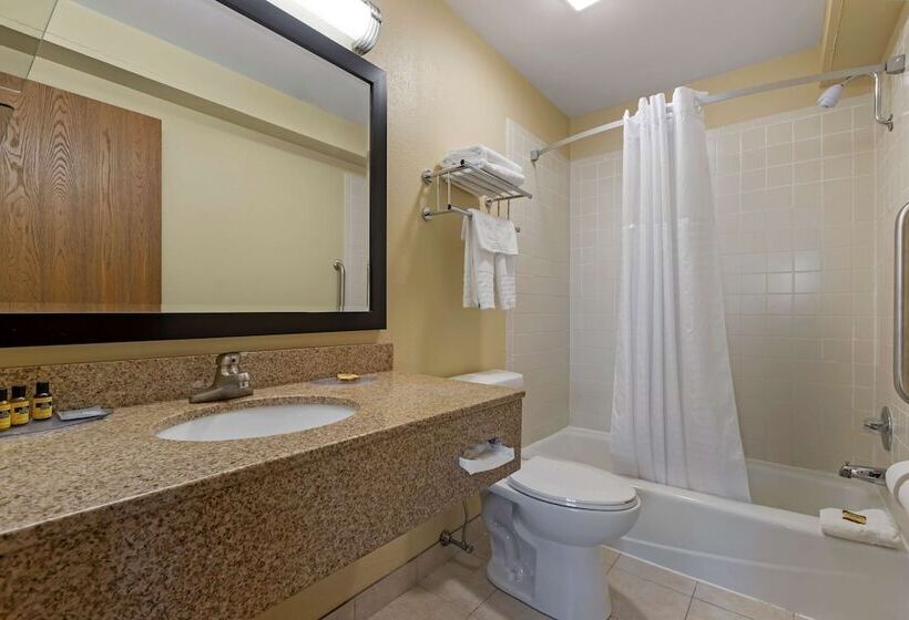 בית מלון כפרי Best Western Plus Altoona Inn