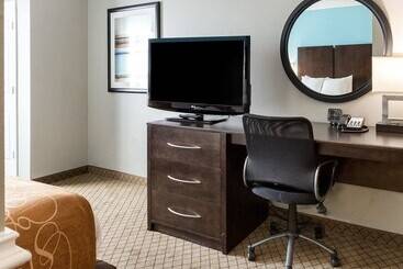 هتل Comfort Suites At Katy Mills