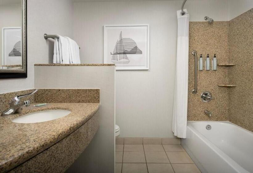 هتل Courtyard By Marriott Seattle Kirkland