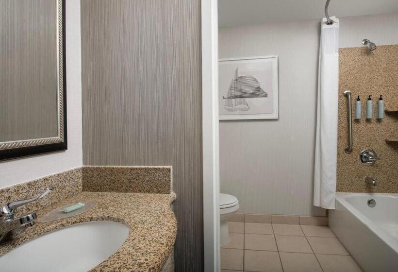 هتل Courtyard By Marriott Seattle Kirkland