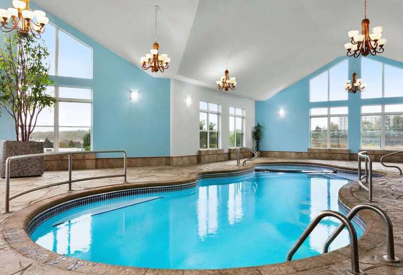 هتل Days Inn By Wyndham Kingston