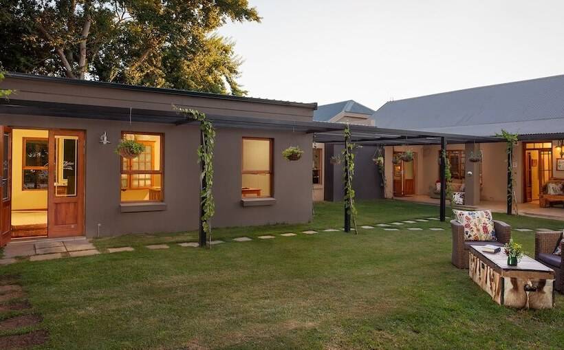 هتل De Zeekoe Guest Farm