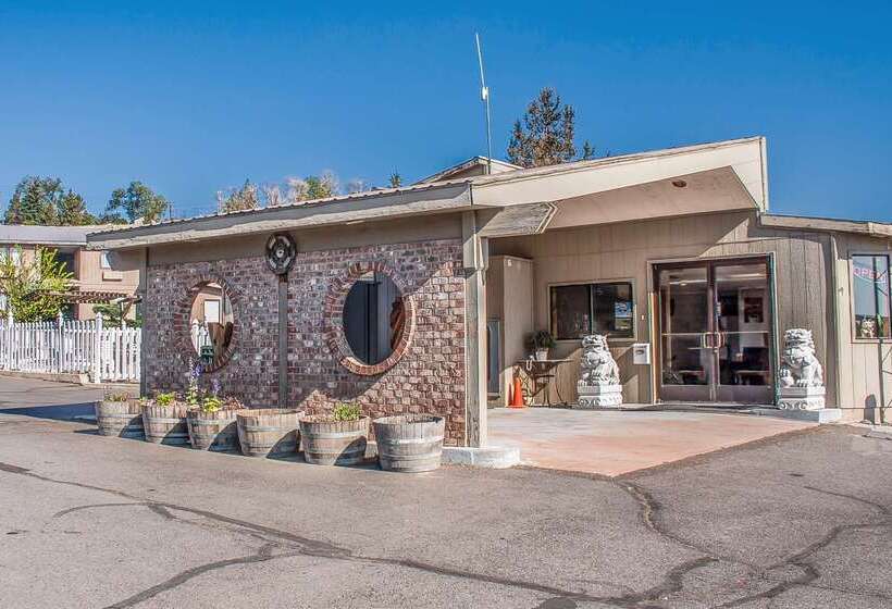 호텔 Econo Lodge Inn & Suites Madras