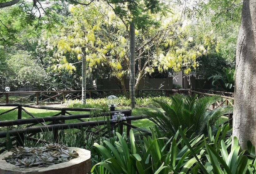 Отель Emdoneni Lodge