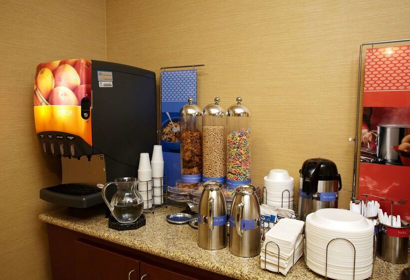 هتل Hampton Inn Fairmont