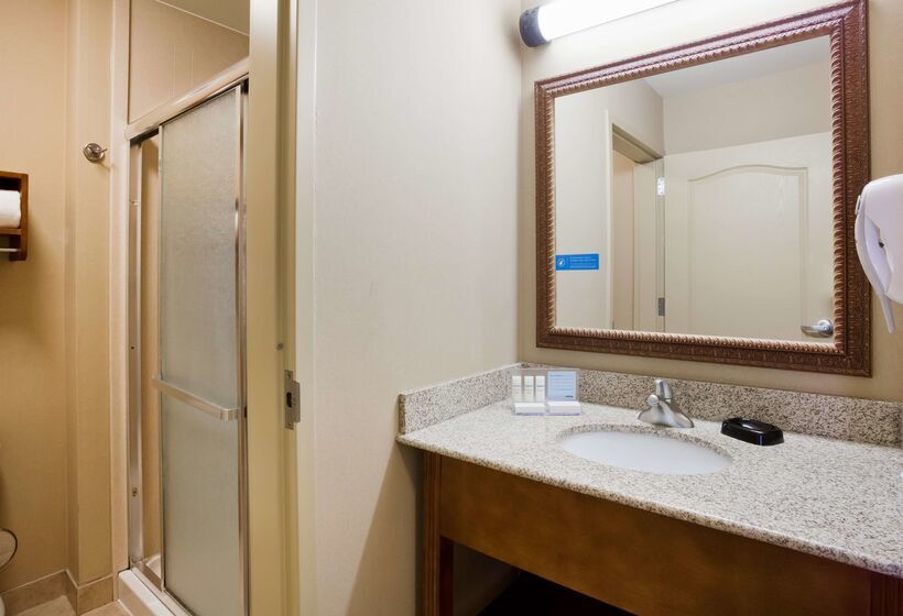 هتل Hampton Inn Fairmont