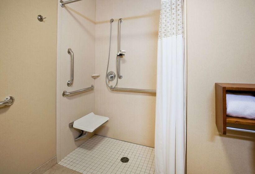 هتل Hampton Inn Fairmont