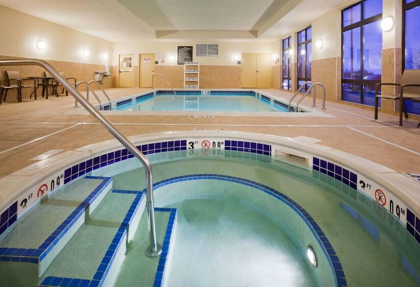 هتل Hampton Inn Fairmont