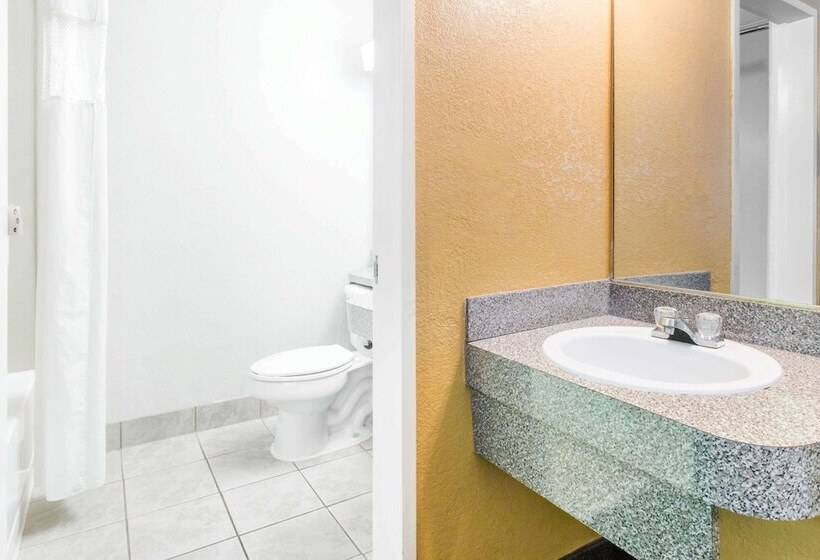 هتل Howard Johnson By Wyndham Lake City