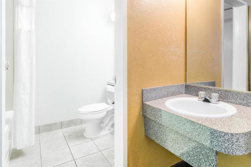 هتل Howard Johnson By Wyndham Lake City