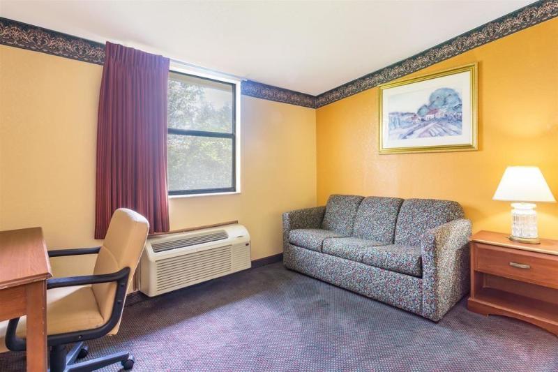 هتل Howard Johnson By Wyndham Lake City