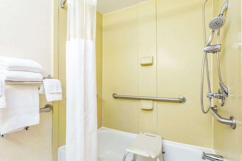 هتل Howard Johnson By Wyndham Lake City