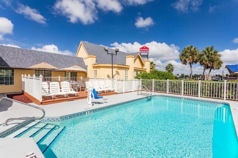 هتل Howard Johnson By Wyndham Lake City
