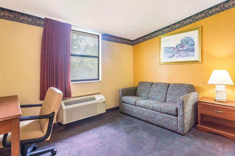 هتل Howard Johnson By Wyndham Lake City