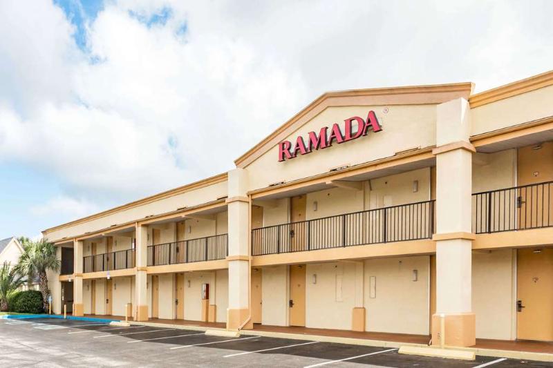 هتل Howard Johnson By Wyndham Lake City