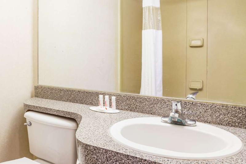 هتل Howard Johnson By Wyndham Lake City