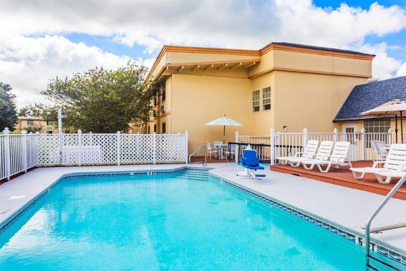 هتل Howard Johnson By Wyndham Lake City