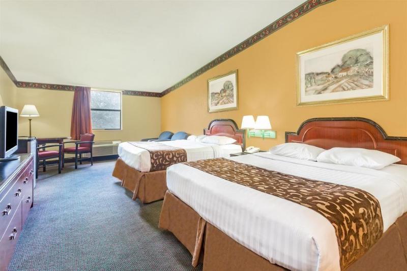 هتل Howard Johnson By Wyndham Lake City