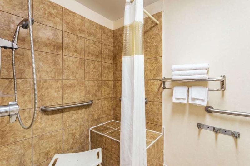 هتل Howard Johnson By Wyndham Lake City