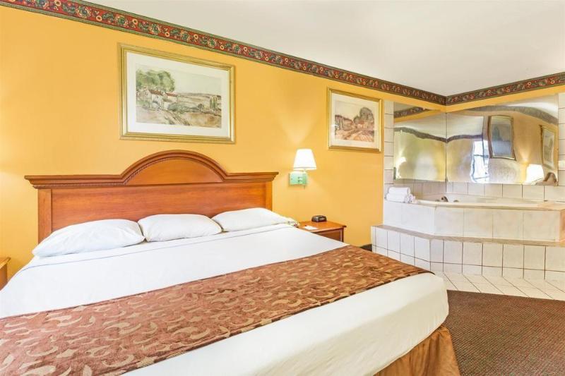 هتل Howard Johnson By Wyndham Lake City
