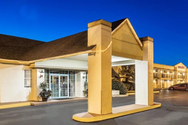 هتل Howard Johnson By Wyndham Lake City