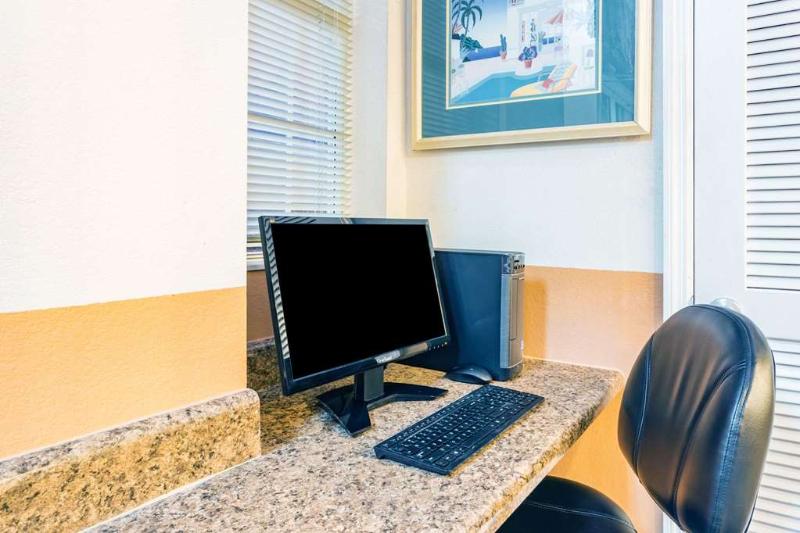 هتل Howard Johnson By Wyndham Lake City