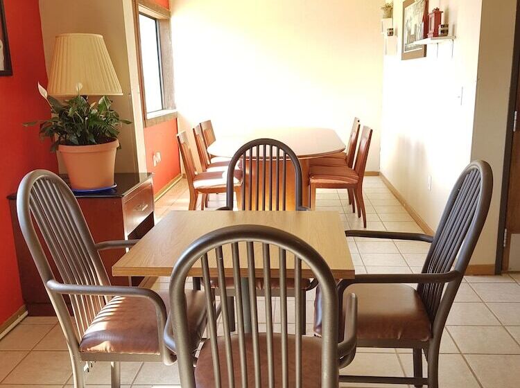 ホテル Le Mars Inn And Suites