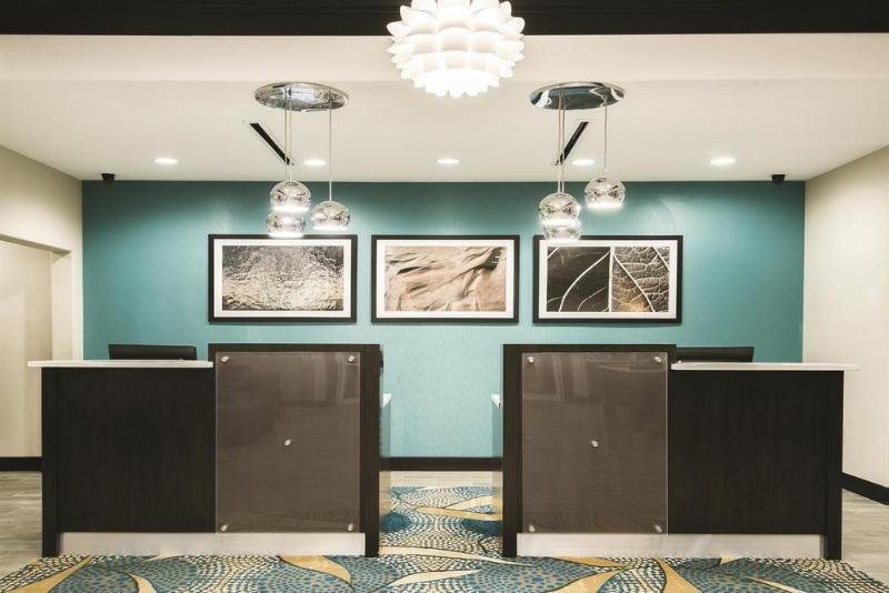 Отель Sleep Inn & Suites Near Palmetto State Park