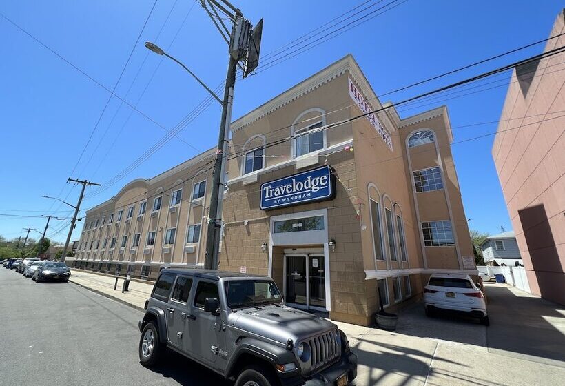 Отель Travelodge By Wyndham Ozone Park