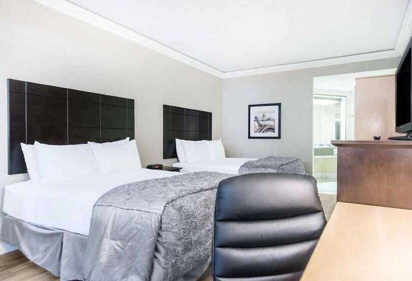 هتل Travelodge By Wyndham Troisrivieres