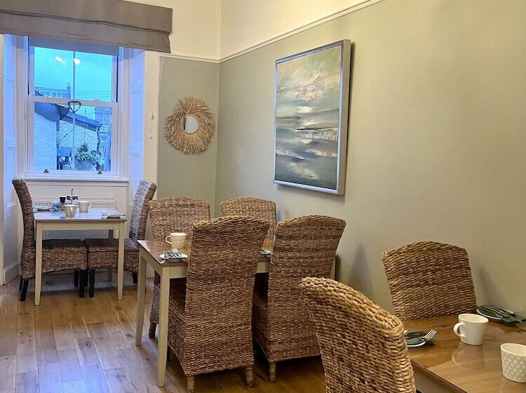 تختخواب و صبحانه Bythesea Guest House