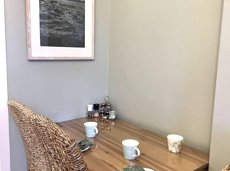 تختخواب و صبحانه Bythesea Guest House