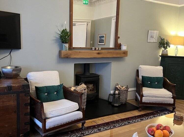 تختخواب و صبحانه Bythesea Guest House