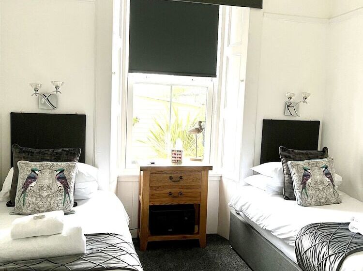 تختخواب و صبحانه Bythesea Guest House
