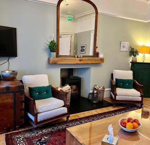 تختخواب و صبحانه Bythesea Guest House