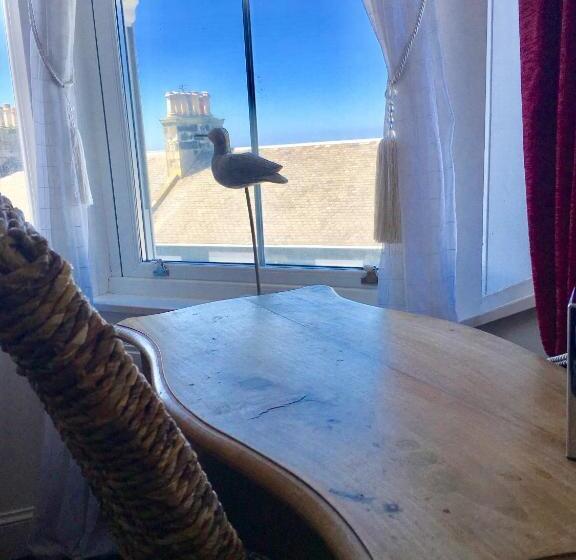 تختخواب و صبحانه Bythesea Guest House