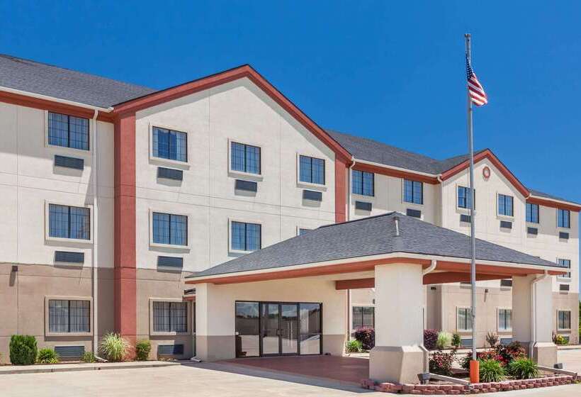 هتل Days Inn & Suites By Wyndham Mcalester