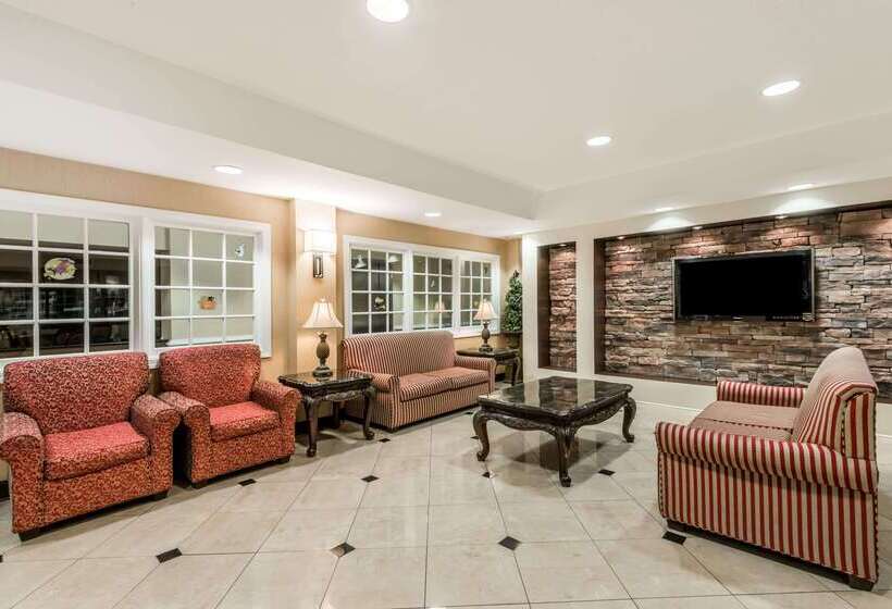 בית מלון כפרי Days Inn & Suites By Wyndham Prattville Montgomery