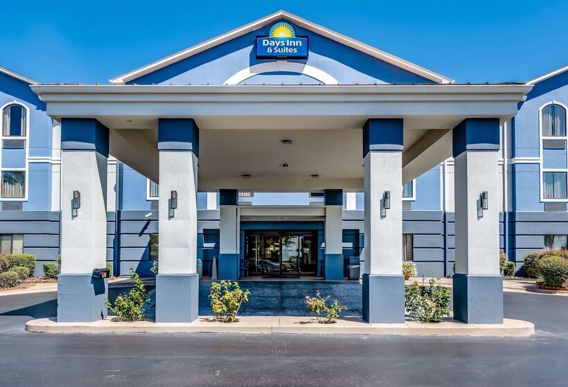 בית מלון כפרי Days Inn & Suites By Wyndham Prattville Montgomery