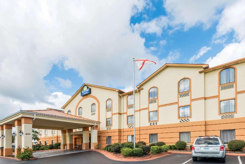 בית מלון כפרי Days Inn & Suites By Wyndham Prattville Montgomery
