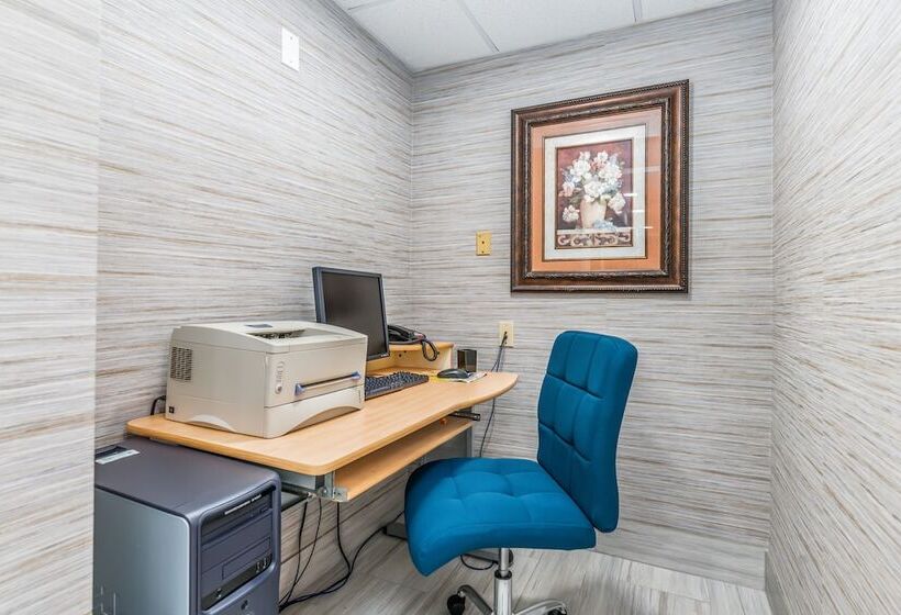 בית מלון כפרי Days Inn & Suites By Wyndham Prattville Montgomery