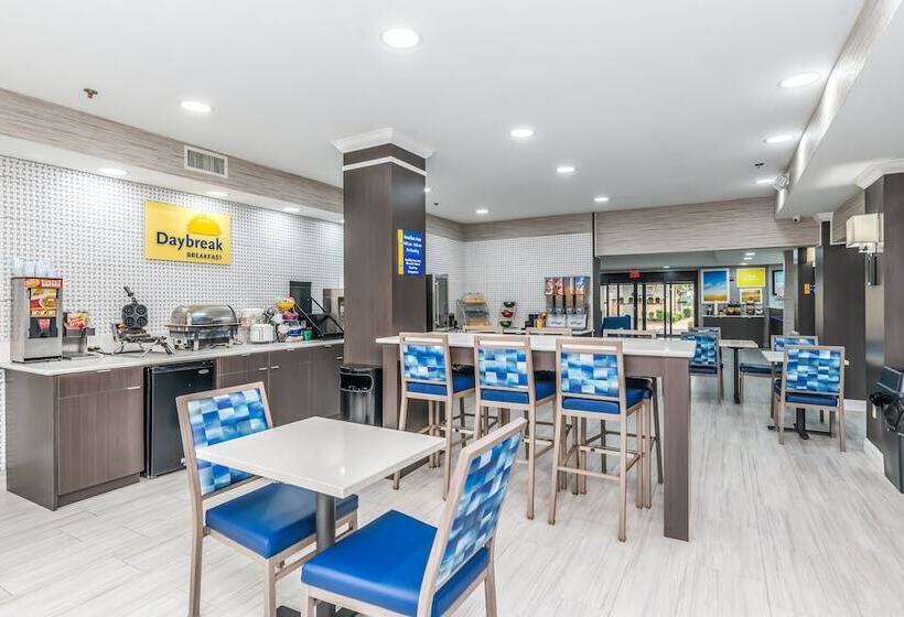 בית מלון כפרי Days Inn & Suites By Wyndham Prattville Montgomery