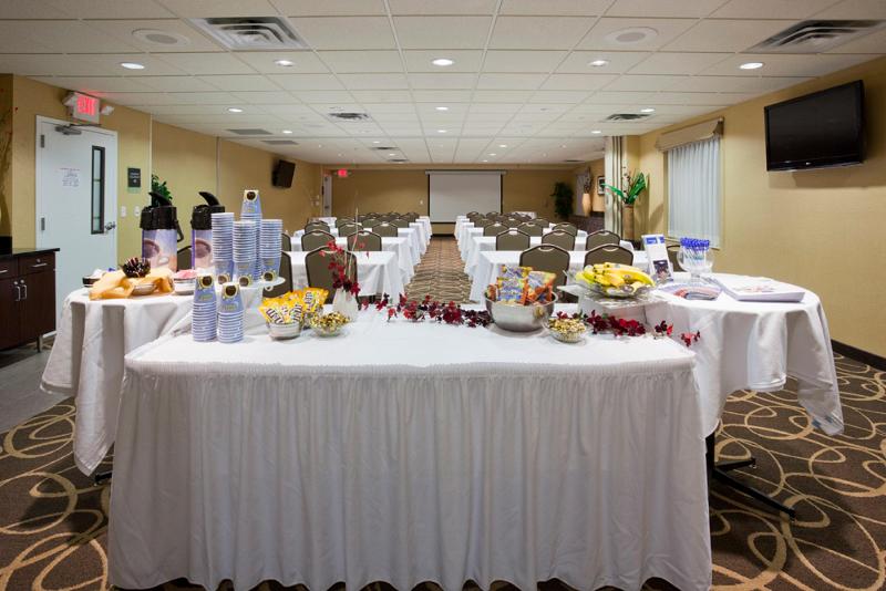 Holiday Inn Express Hotel & Suites Rogers, An Ihg