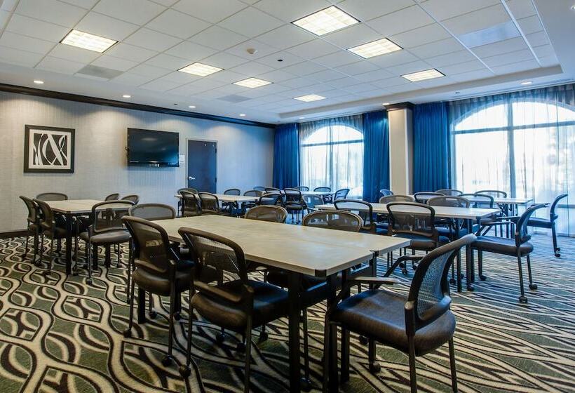 هتل Holiday Inn Express And Suites North Charleston