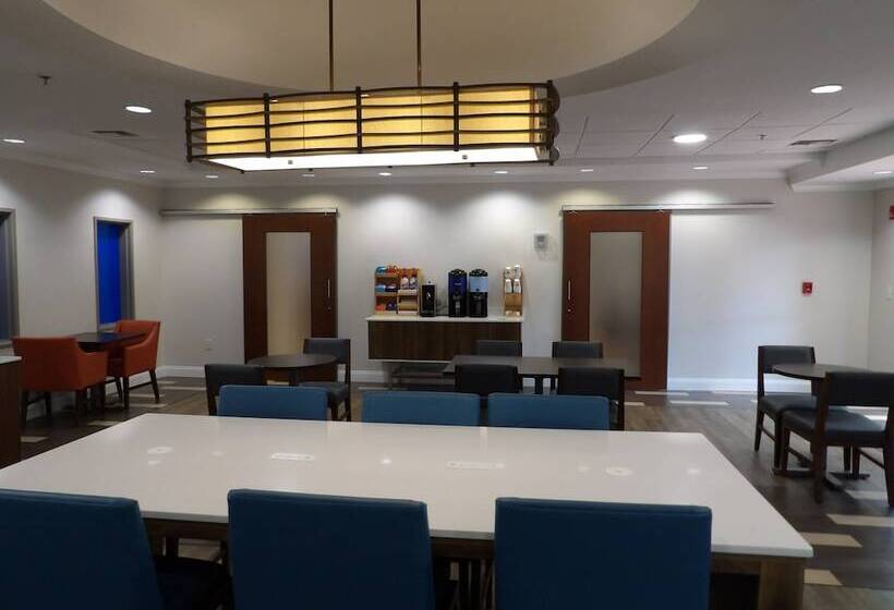 هتل Holiday Inn Express & Suites   Huntsville Airport, An Ihg