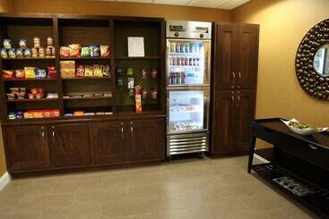 هتل Holiday Inn Express & Suites Huntsville Airport, An Ihg